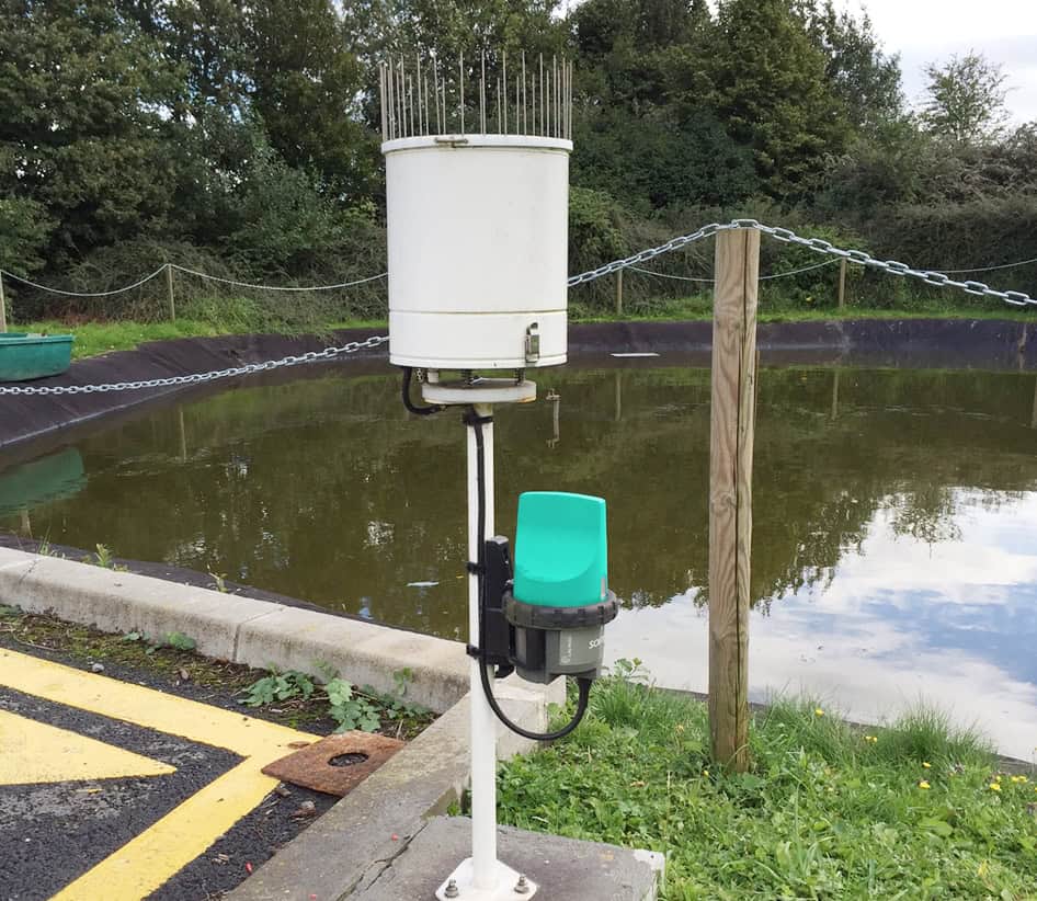 Monitoring of a rain gauge and measurement of rainfall amounts