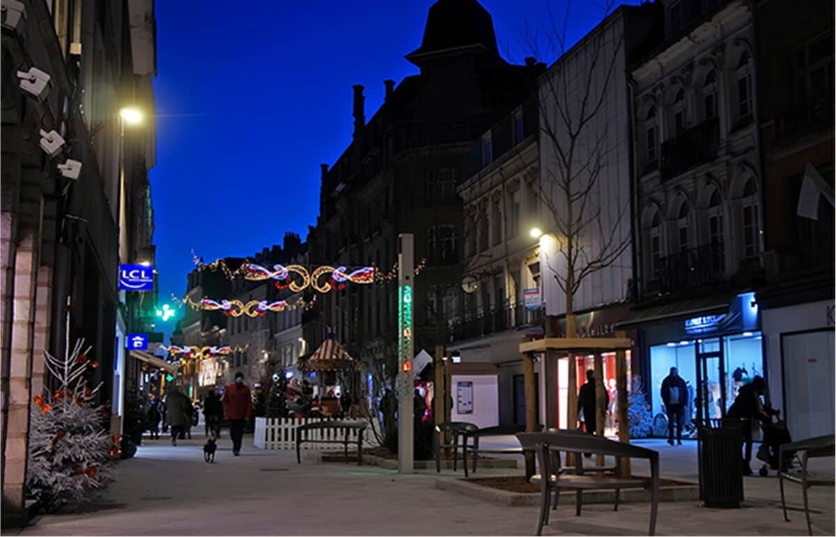 Vue nocturne du centre-ville de Douai éclairé par un éclairage public intelligent LACROIX.
