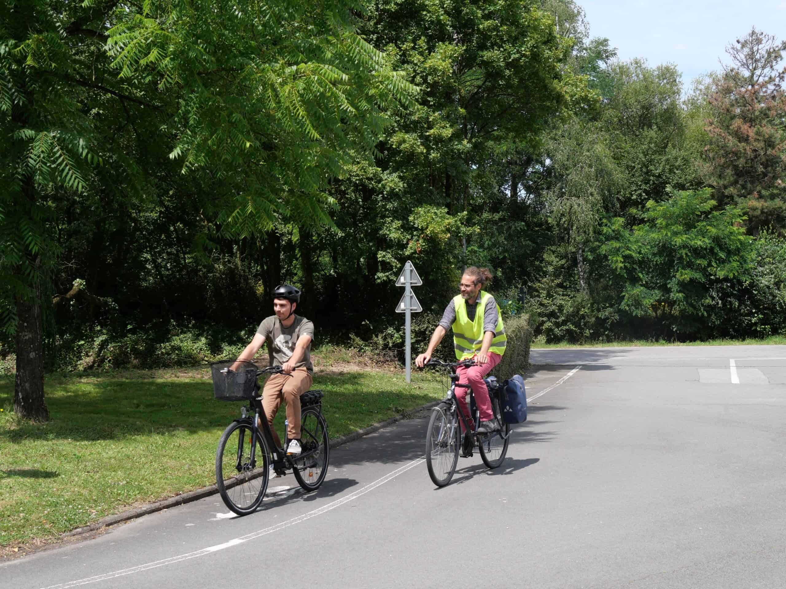 Collaborateurs à vélo, Vern-Sur-Seiche ; At LACROIX Environment, we conduct our operations in a sustainable manner with concrete measures such as local sourcing.
